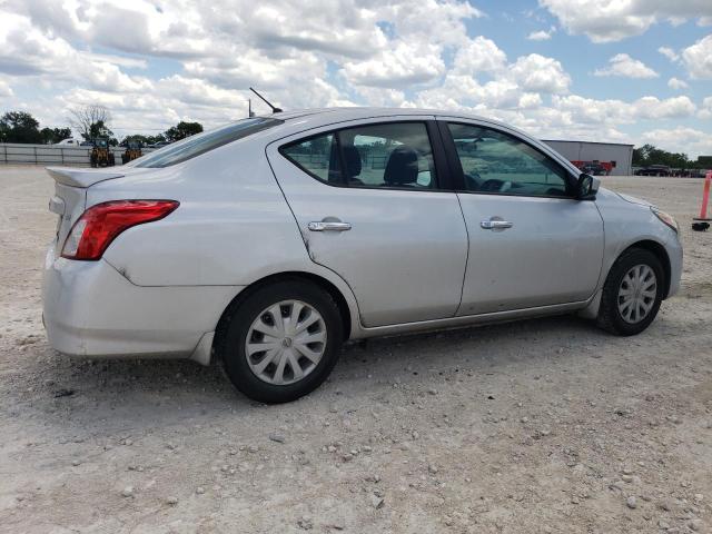  NISSAN VERSA 2018 Srebrny