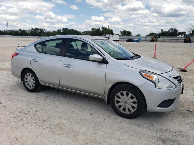  NISSAN VERSA 2018 Srebrny
