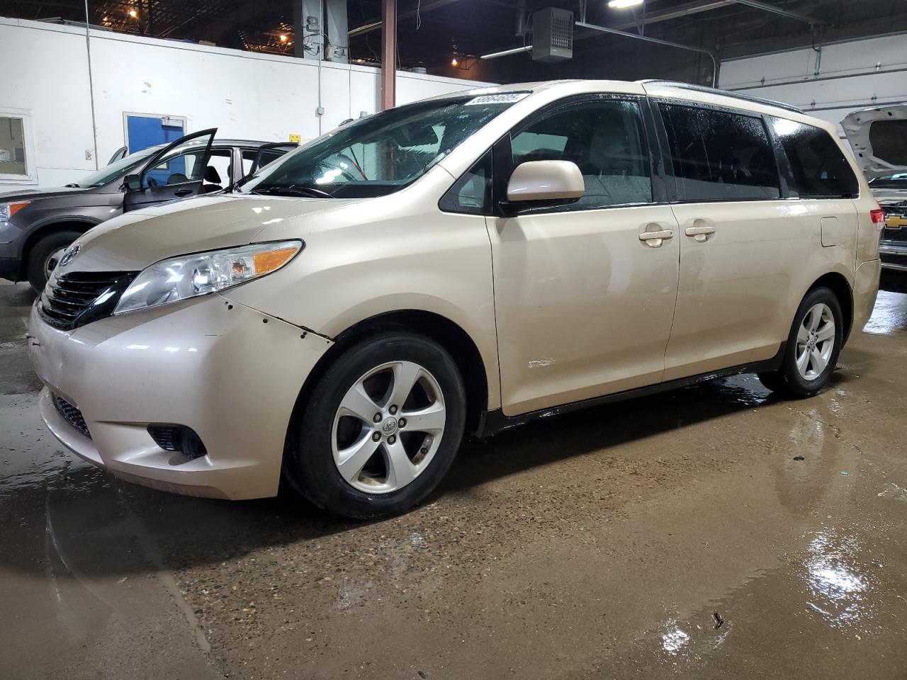 2014 Toyota Sienna Le იყიდება Blaine-ში, MN - Front End