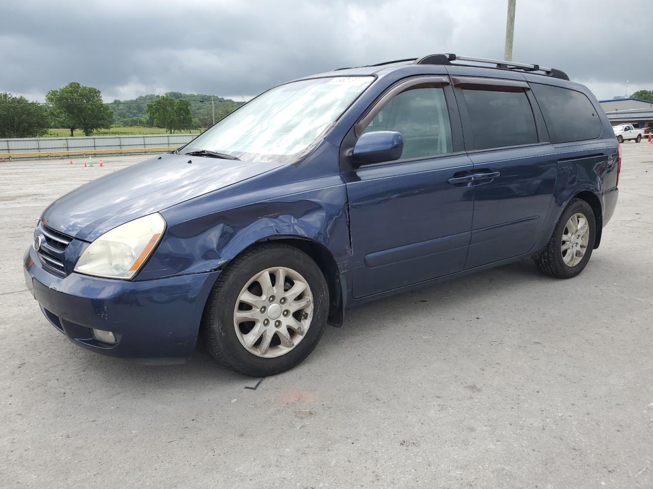 2008 Kia Sedona Ex للبيع في Lebanon، TN - Front End