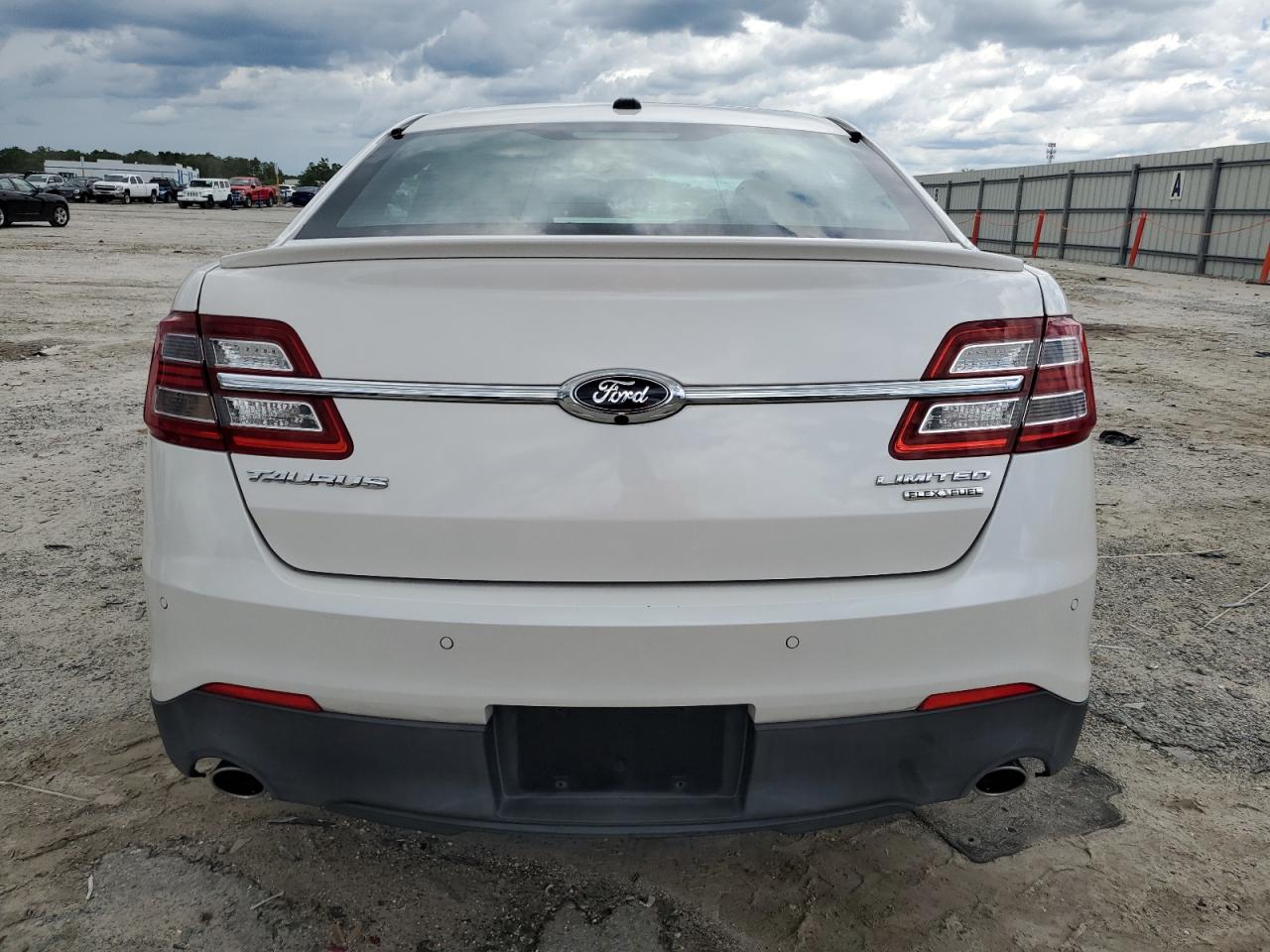 2015 Ford Taurus Limited VIN: 1FAHP2F81FG151071 Lot: 56892555
