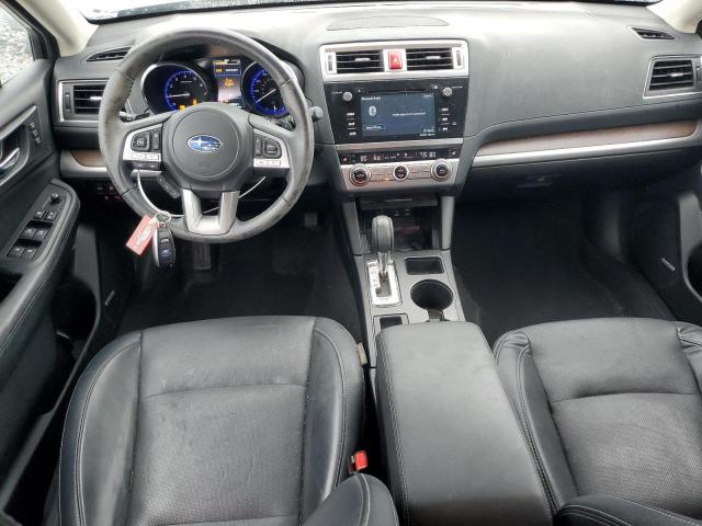  SUBARU OUTBACK 2017 Srebrny