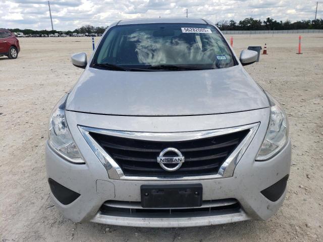  NISSAN VERSA 2018 Srebrny