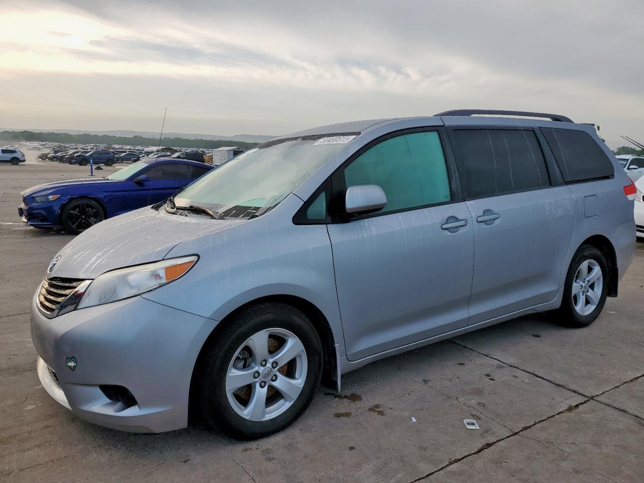 2012 Toyota Sienna Le zu verkaufen in Grand Prairie, TX - Front End