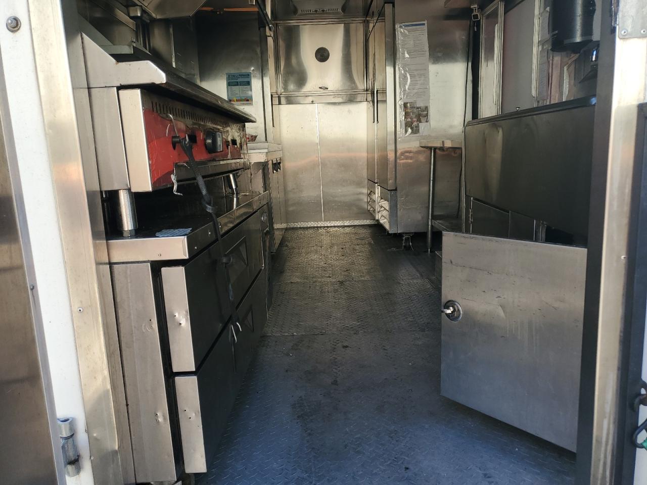 2000 Ford Econoline E350 Super Duty Cutaway Van VIN: 1FDWE35FXYHA86243 Lot: 55324465