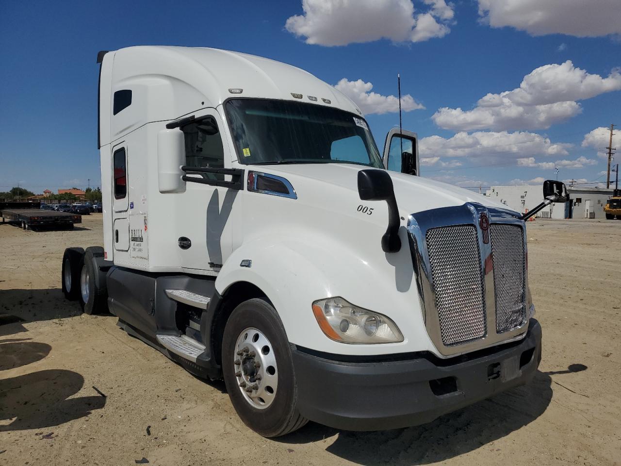 2017 Kenworth T680 Semi Truck იყიდება Sun Valley-ში, CA - Side