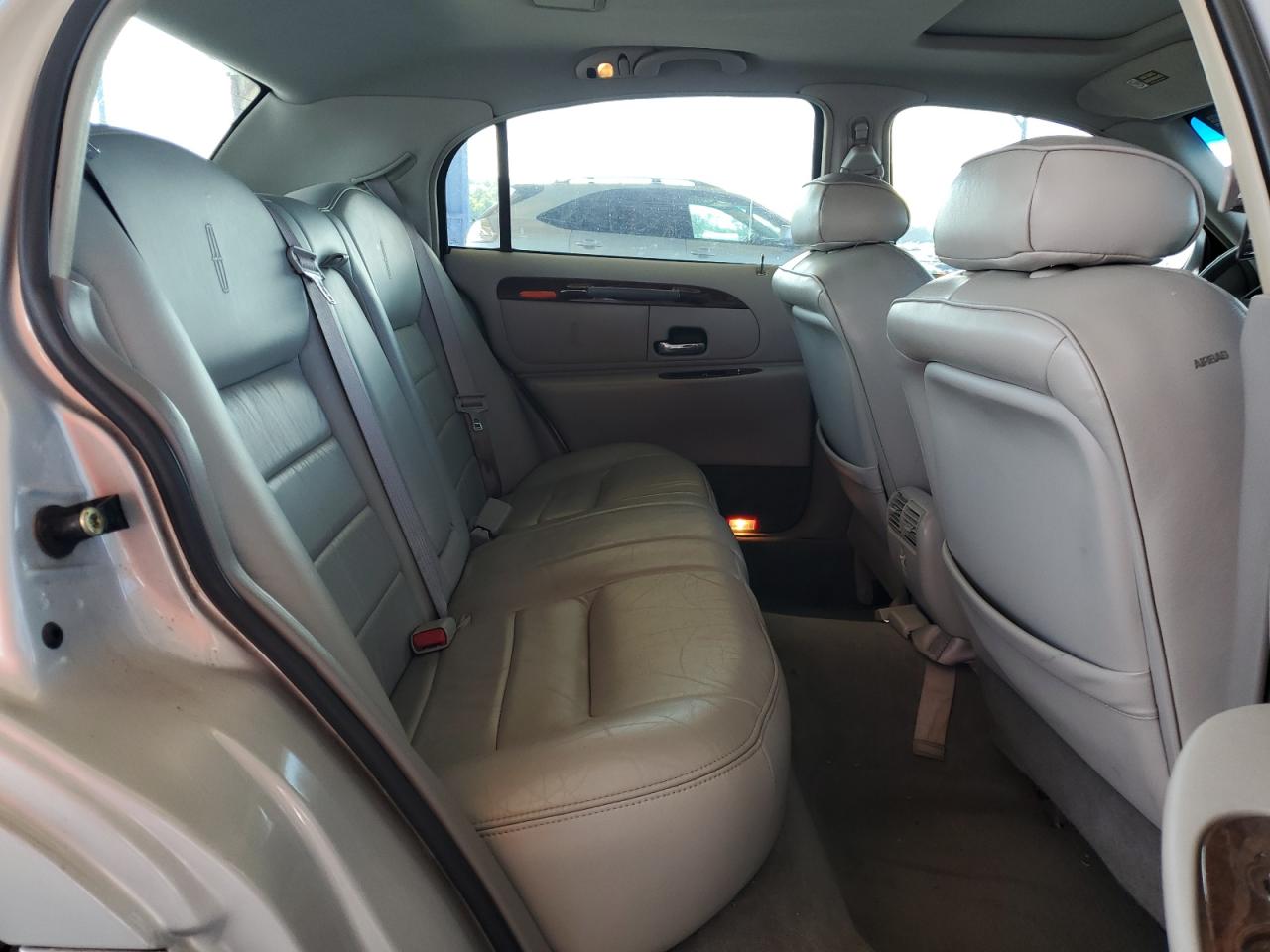 2000 Lincoln Town Car Signature VIN: 1LNHM82W3YY914145 Lot: 56040705