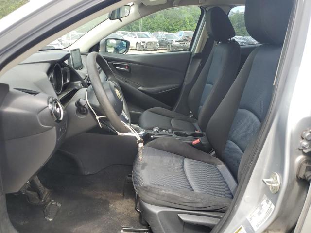 Седаны TOYOTA YARIS 2017 Серебристый