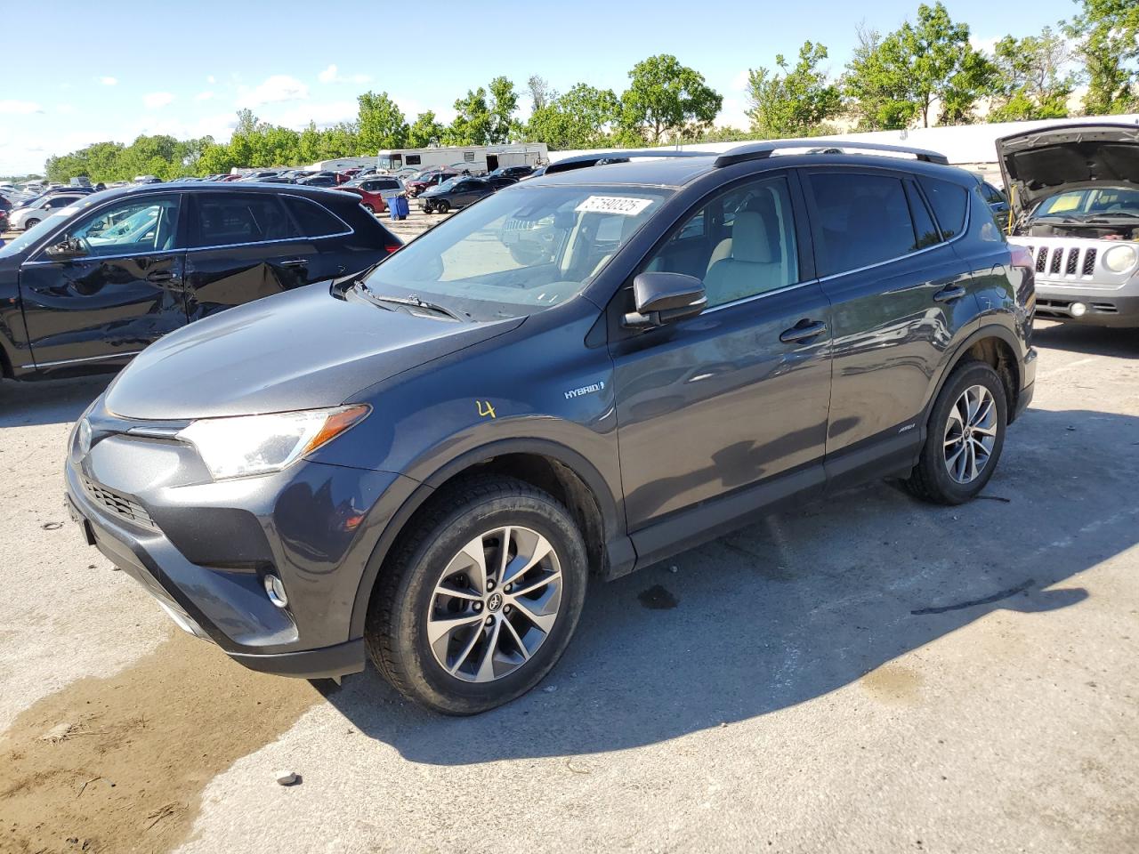 2017 Toyota Rav4 Hv Le იყიდება Bridgeton-ში, MO - Vandalism