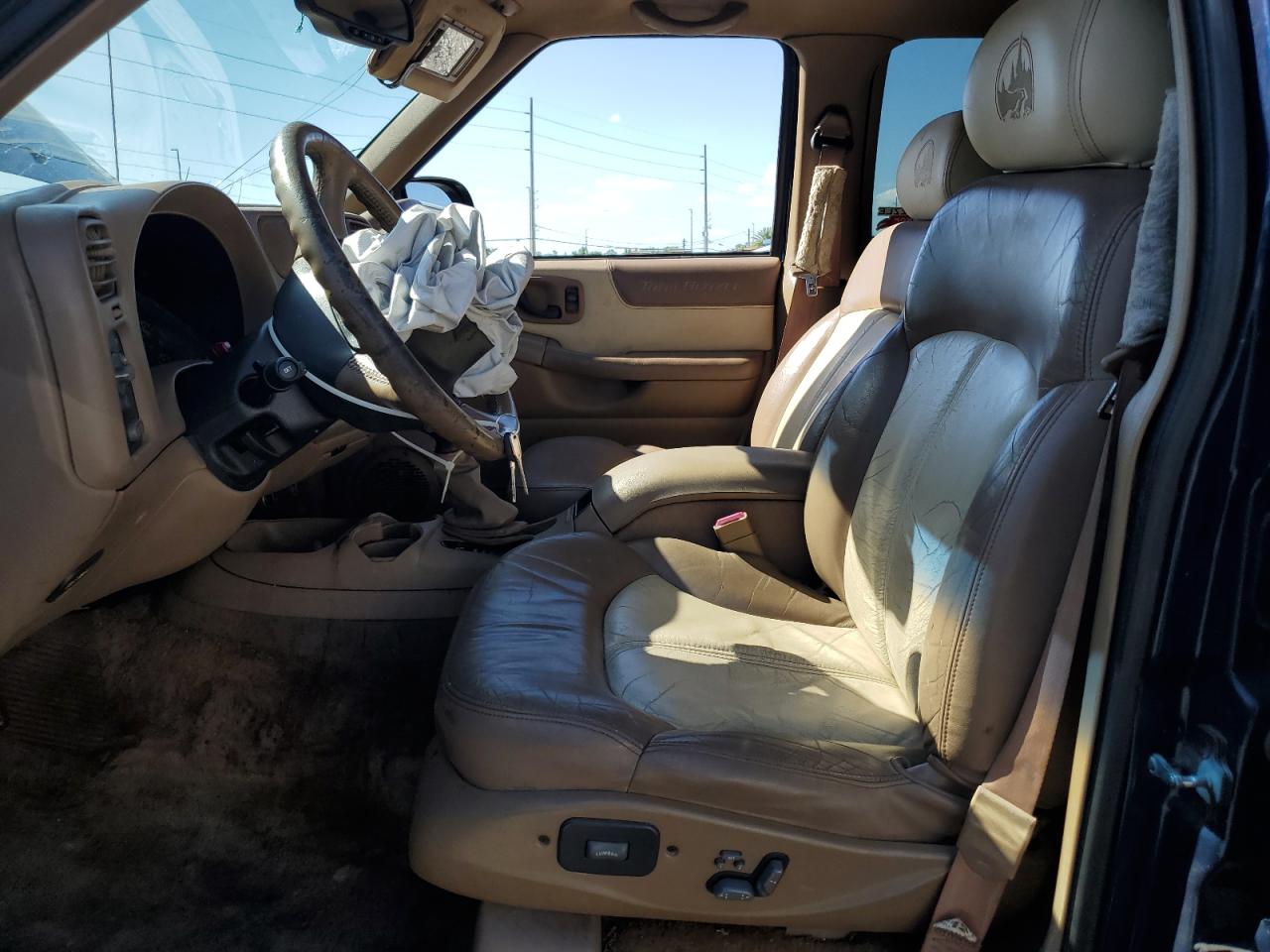 2001 Chevrolet Blazer VIN: 1GNCS13W812221839 Lot: 57048485