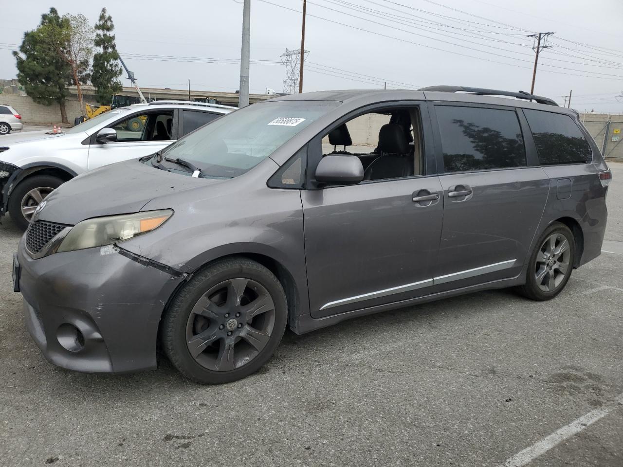 2011 Toyota Sienna Sport იყიდება Rancho Cucamonga-ში, CA - Burn
