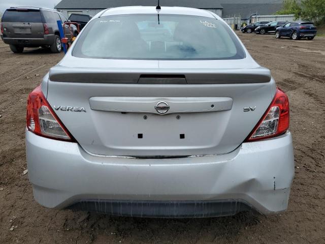  NISSAN VERSA 2019 Srebrny