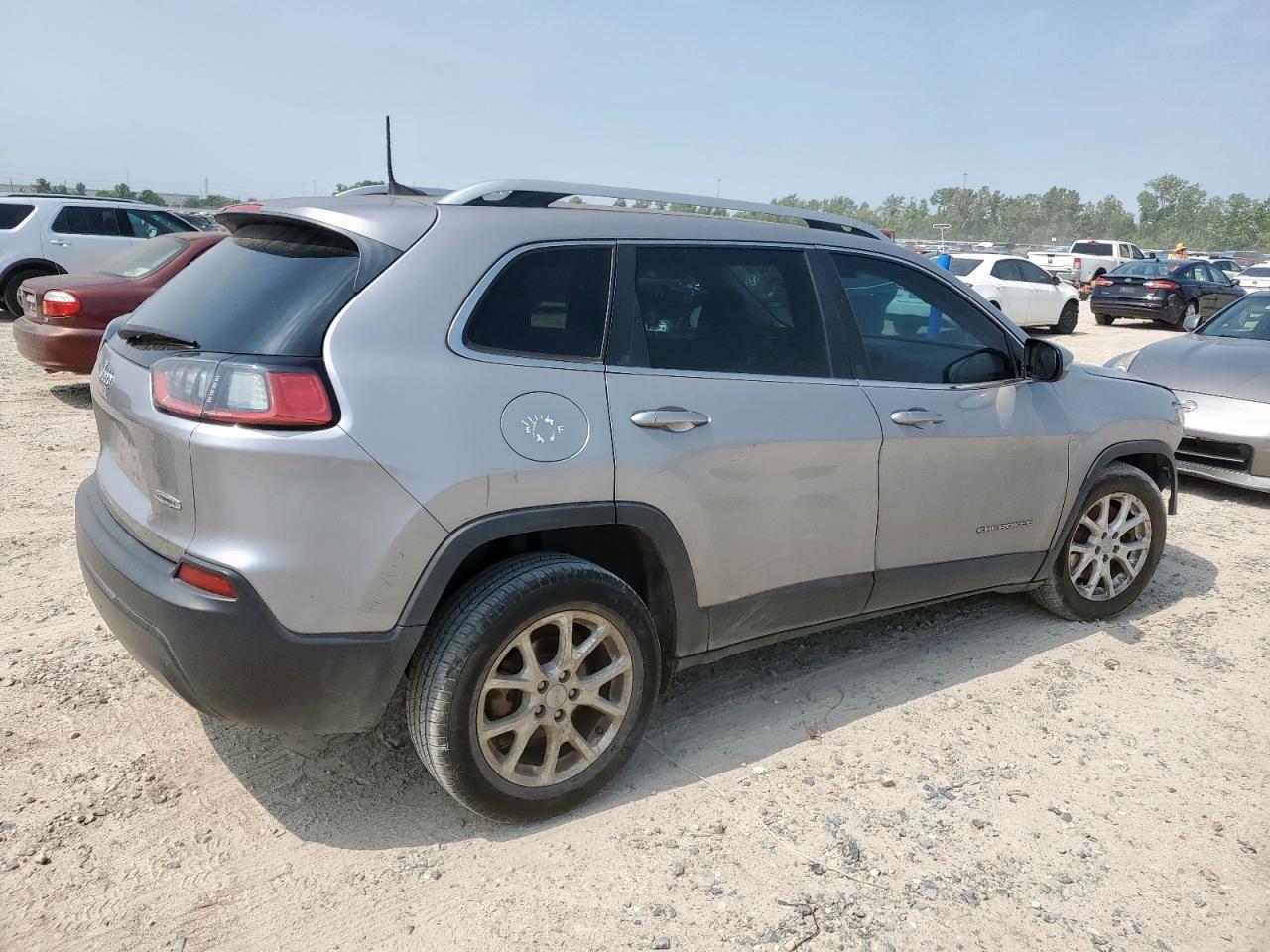 Image 3 of 2019 Jeep Grand Cherokee salvage vehicle - Lot #58076815 at Copart