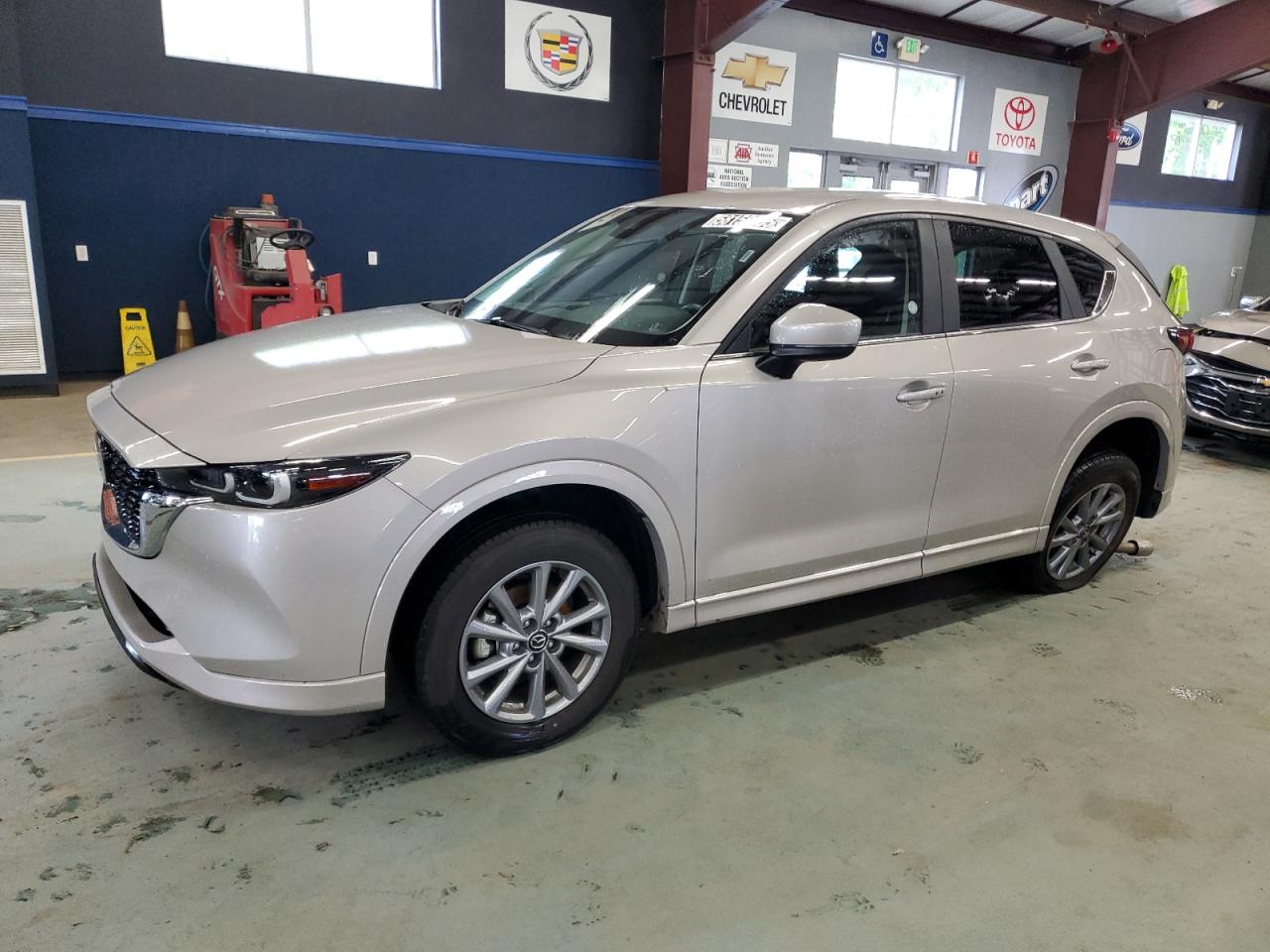 East Granby, CT에서 판매 중인 2024 Mazda Cx-5 Select - Side