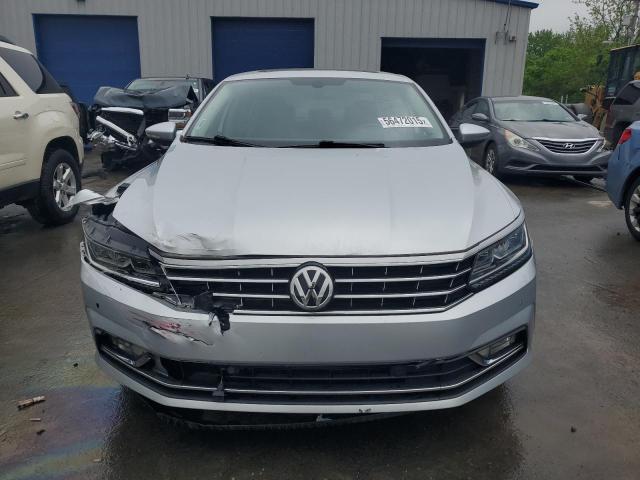  VOLKSWAGEN PASSAT 2018 Серебристый