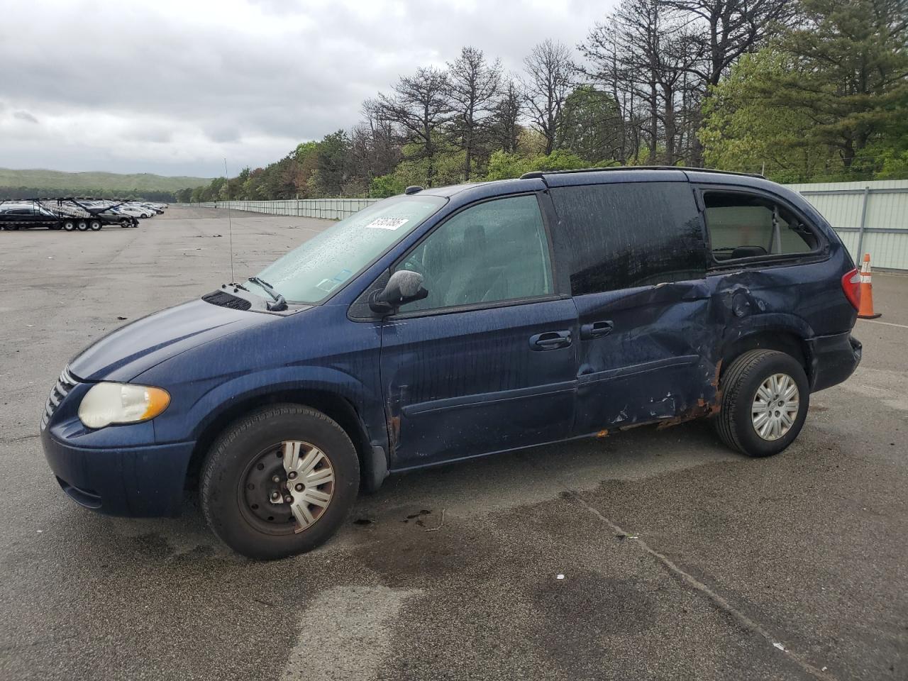 2005 Chrysler Town & Country Lx for Sale in Brookhaven, NY - Side