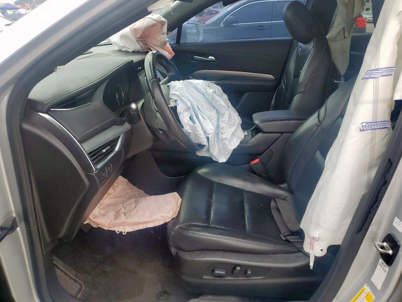  CADILLAC XT4 2021 Srebrny