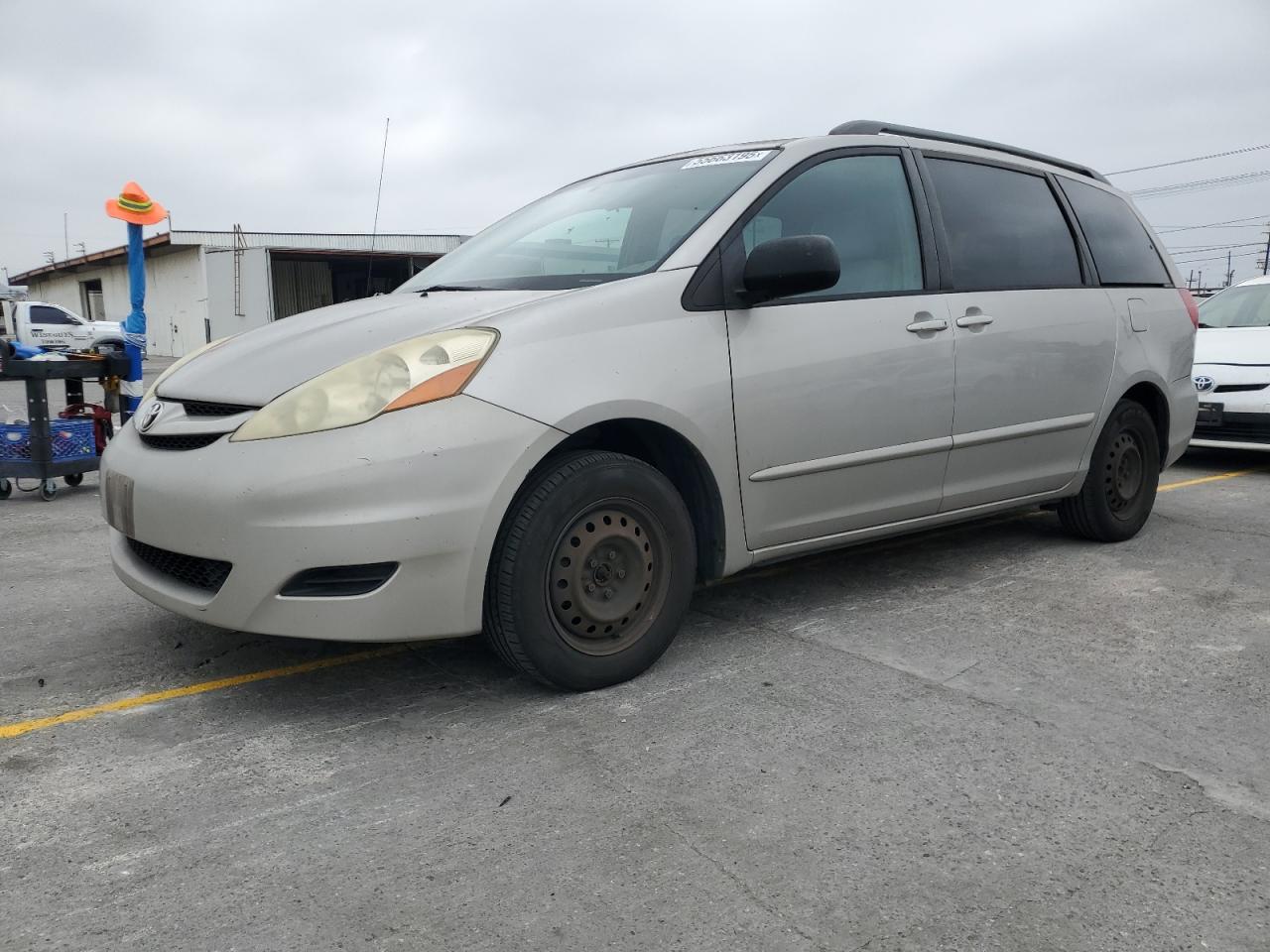 2006 Toyota Sienna Ce იყიდება Sun Valley-ში, CA - Mechanical