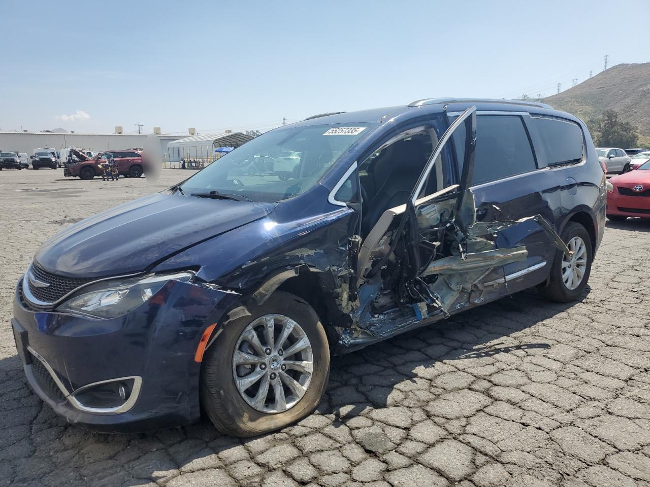 2018 Chrysler Pacifica Touring L na sprzedaż w Colton, CA - Side