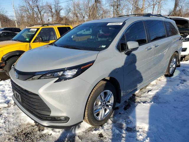 2022 Toyota Sienna Xle