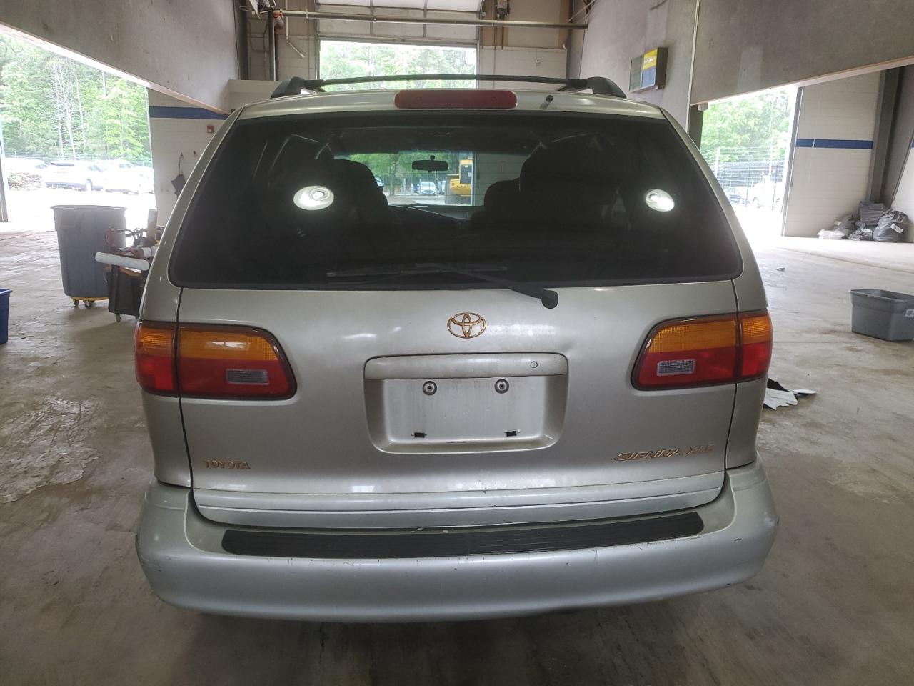 2000 Toyota Sienna Le VIN: 4T3ZF13C6YU210501 Lot: 56510955