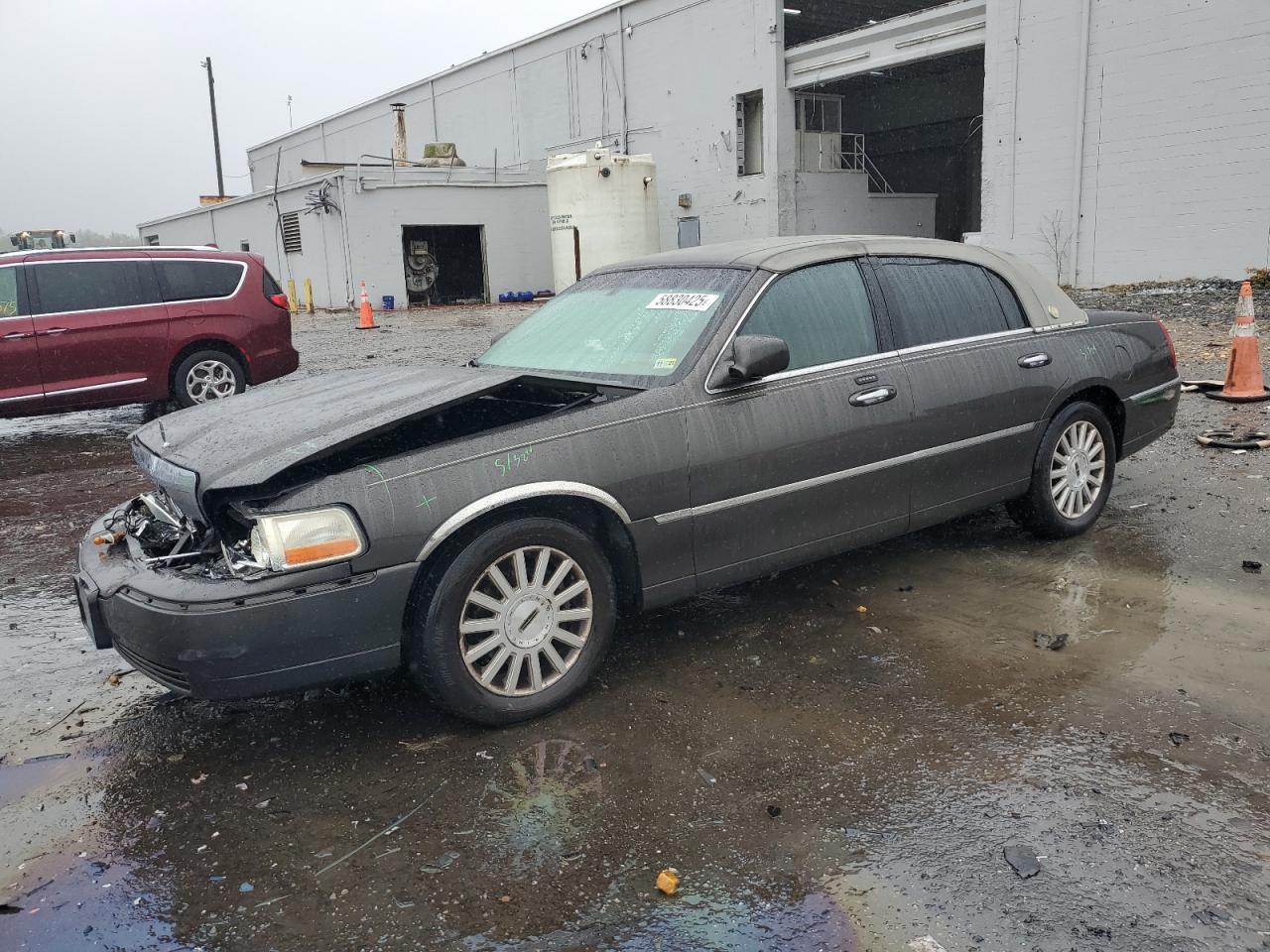2005 Lincoln Town Car Signature zu verkaufen in Fredericksburg, VA - Front End