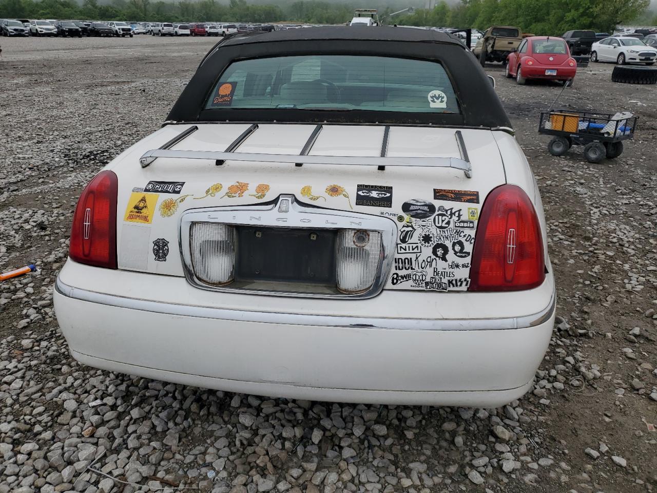 2001 Lincoln Town Car Executive VIN: 1LNHM81W61Y710818 Lot: 56505745