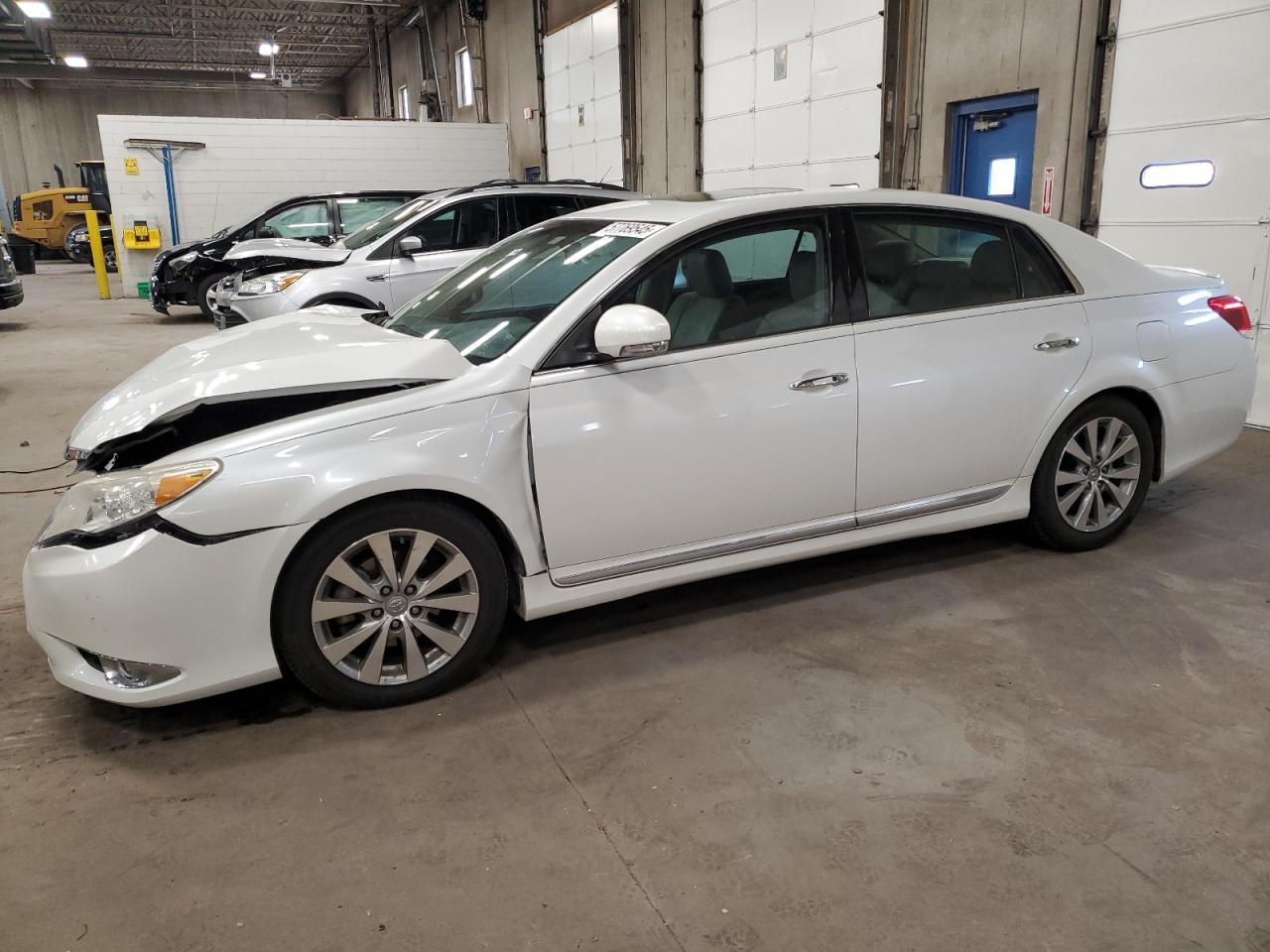 2012 Toyota Avalon Base იყიდება Blaine-ში, MN - Front End
