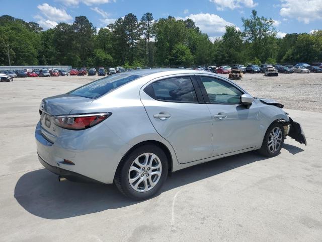 Седаны TOYOTA YARIS 2017 Серебристый