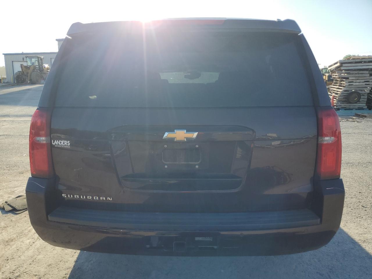 2017 Chevrolet Suburban C1500 Lt VIN: 1GNSCHKC1HR352573 Lot: 55862305