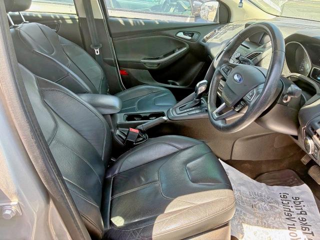 Sedans FORD FOCUS 2016 Srebrny