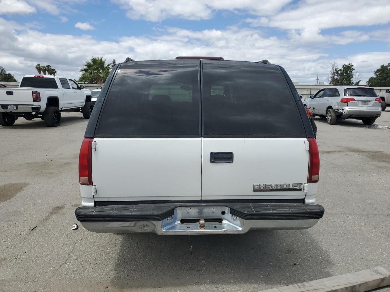 1999 Chevrolet Suburban C1500 VIN: 1GNEC16R8XJ392181 Lot: 56622675