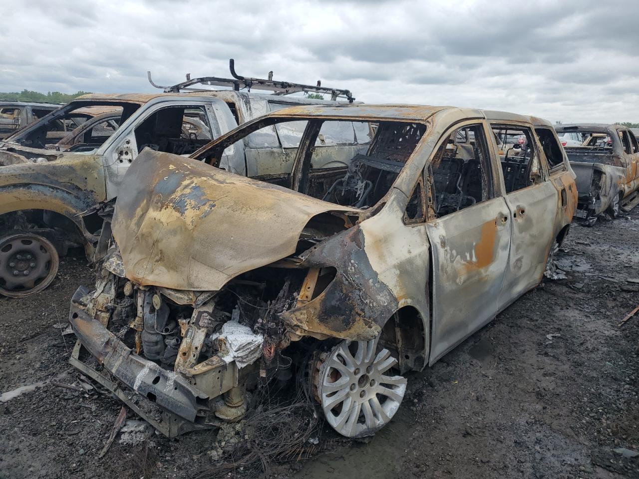 2013 Toyota Sienna Xle na sprzedaż w Kansas City, KS - Burn