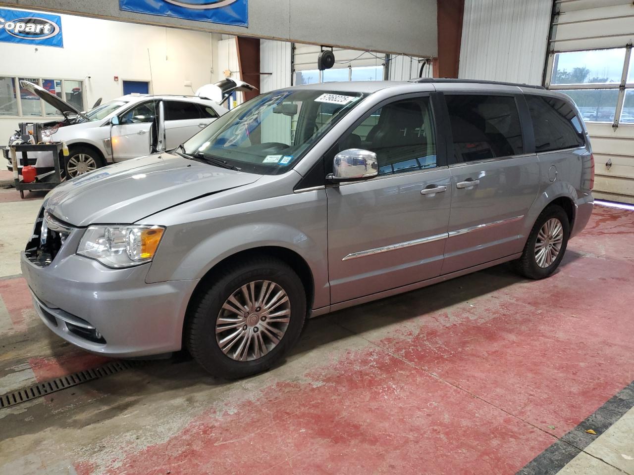 2015 Chrysler Town & Country Touring L за продажба в Angola, NY - Front End