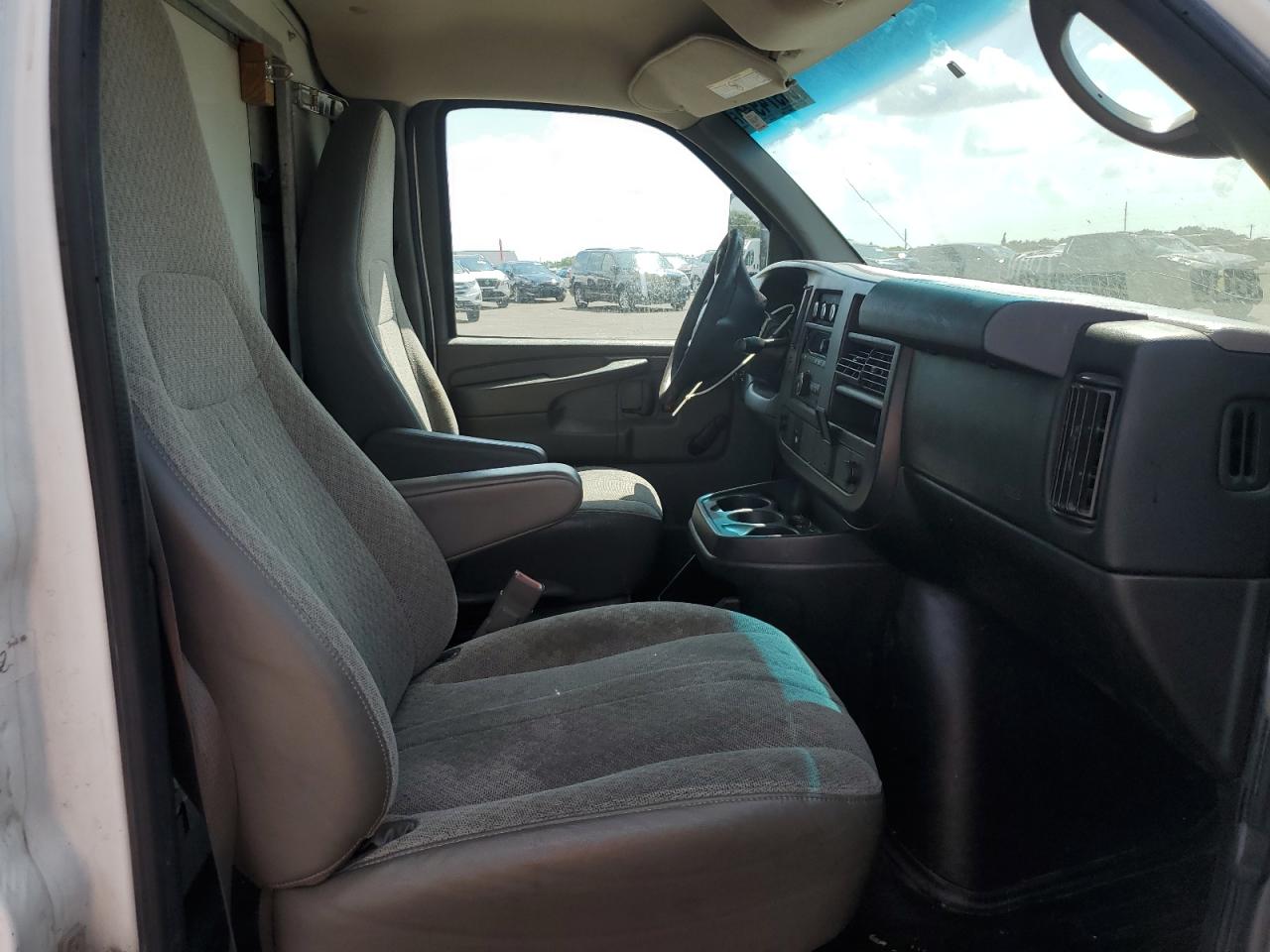 2015 GMC Savana Cutaway G3500 VIN: 1GD374CG1F1195145 Lot: 56974935
