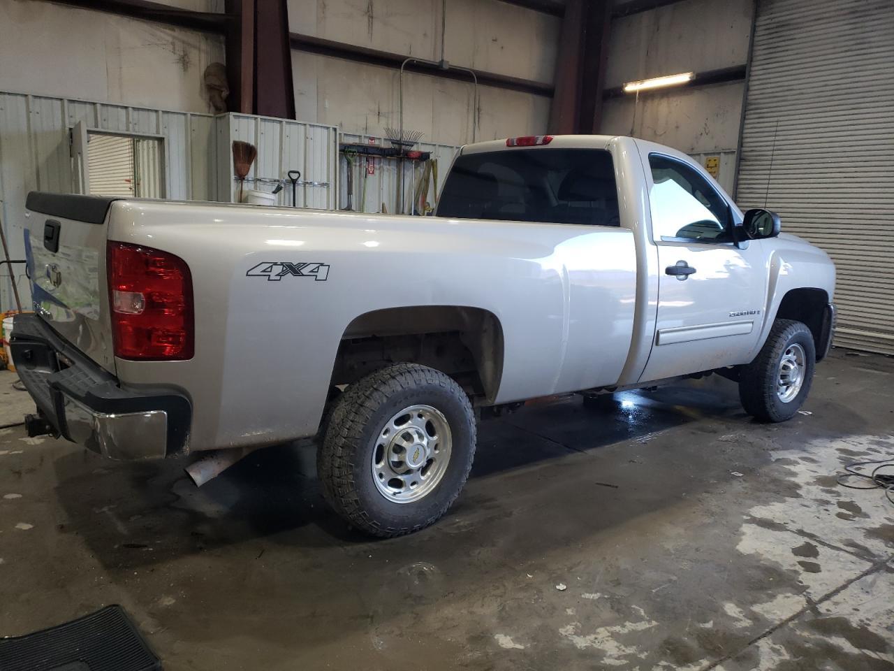 2009 Chevrolet Silverado - Image 3