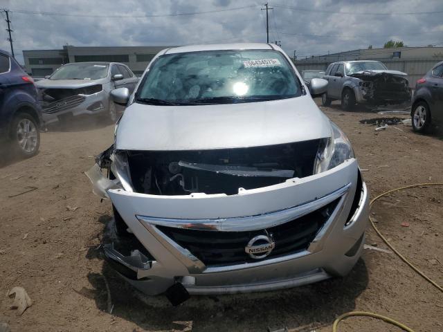  NISSAN VERSA 2017 Srebrny