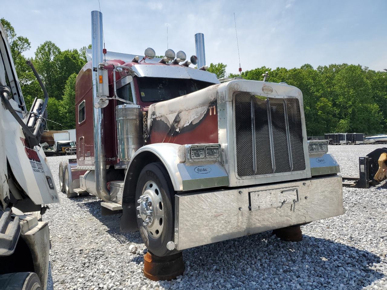 2005 Peterbilt 379 Semi Truck na sprzedaż w York Haven, PA - Burn - Engine