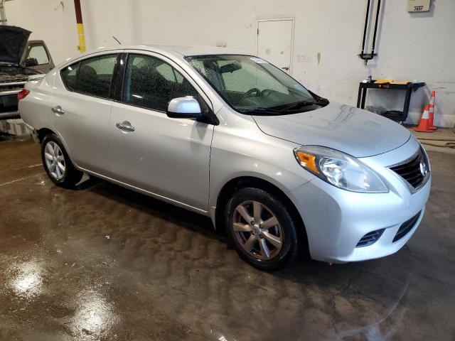  NISSAN VERSA 2014 Srebrny