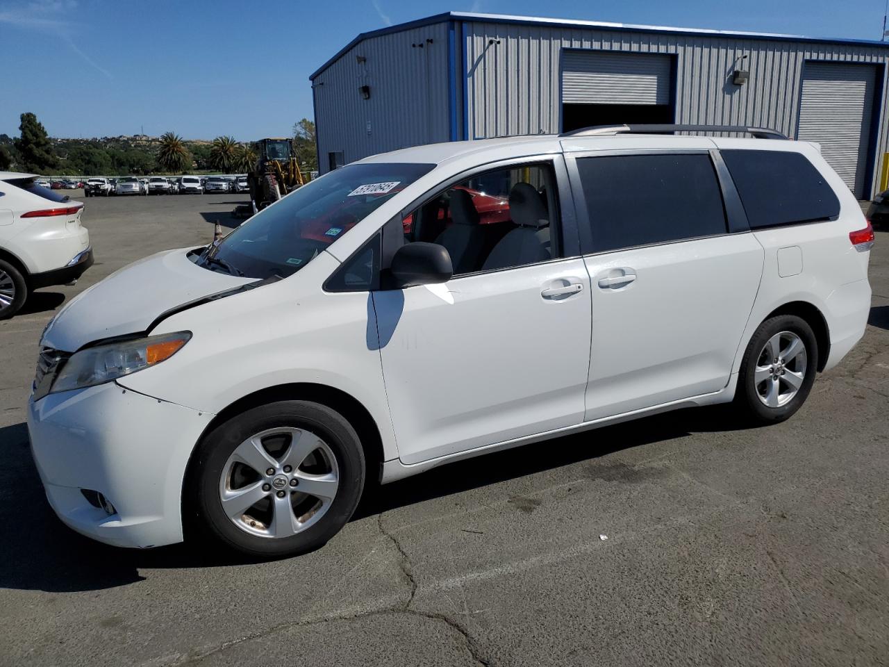 2012 Toyota Sienna Le იყიდება Vallejo-ში, CA - Front End