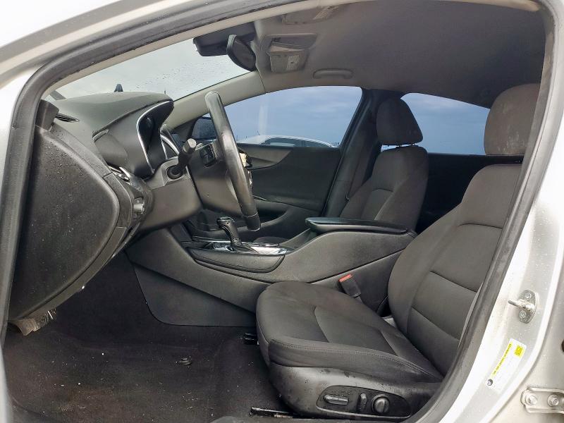 Sedans CHEVROLET MALIBU 2017 Srebrny