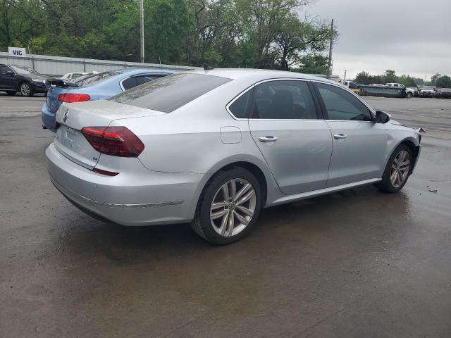  VOLKSWAGEN PASSAT 2018 Серебристый
