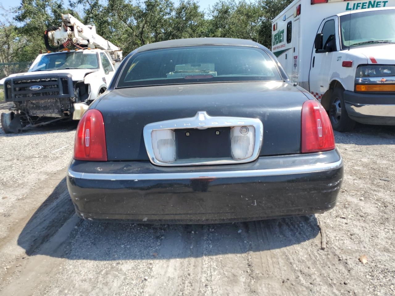 2000 Lincoln Town Car Executive VIN: 1L1FM81W0YY844744 Lot: 55271765