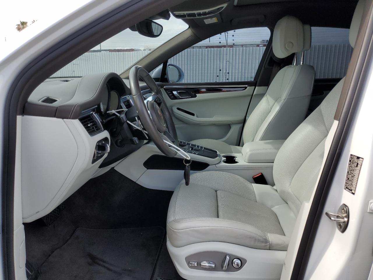 2018 Porsche Macan S VIN: WP1AB2A59JLB38235 Lot: 56897325