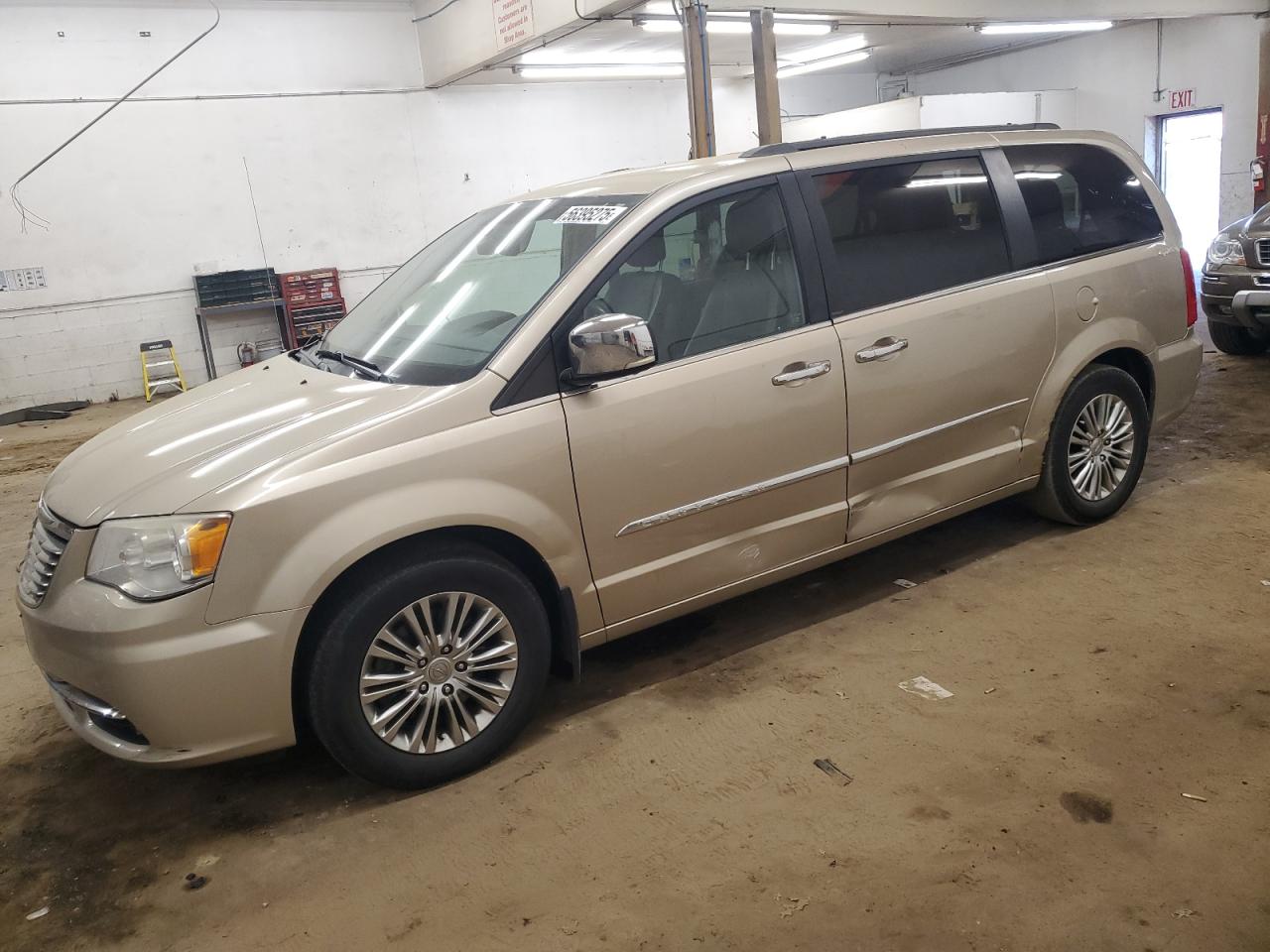 Ham Lake, MN에서 판매 중인 2013 Chrysler Town & Country Touring L - Rear End