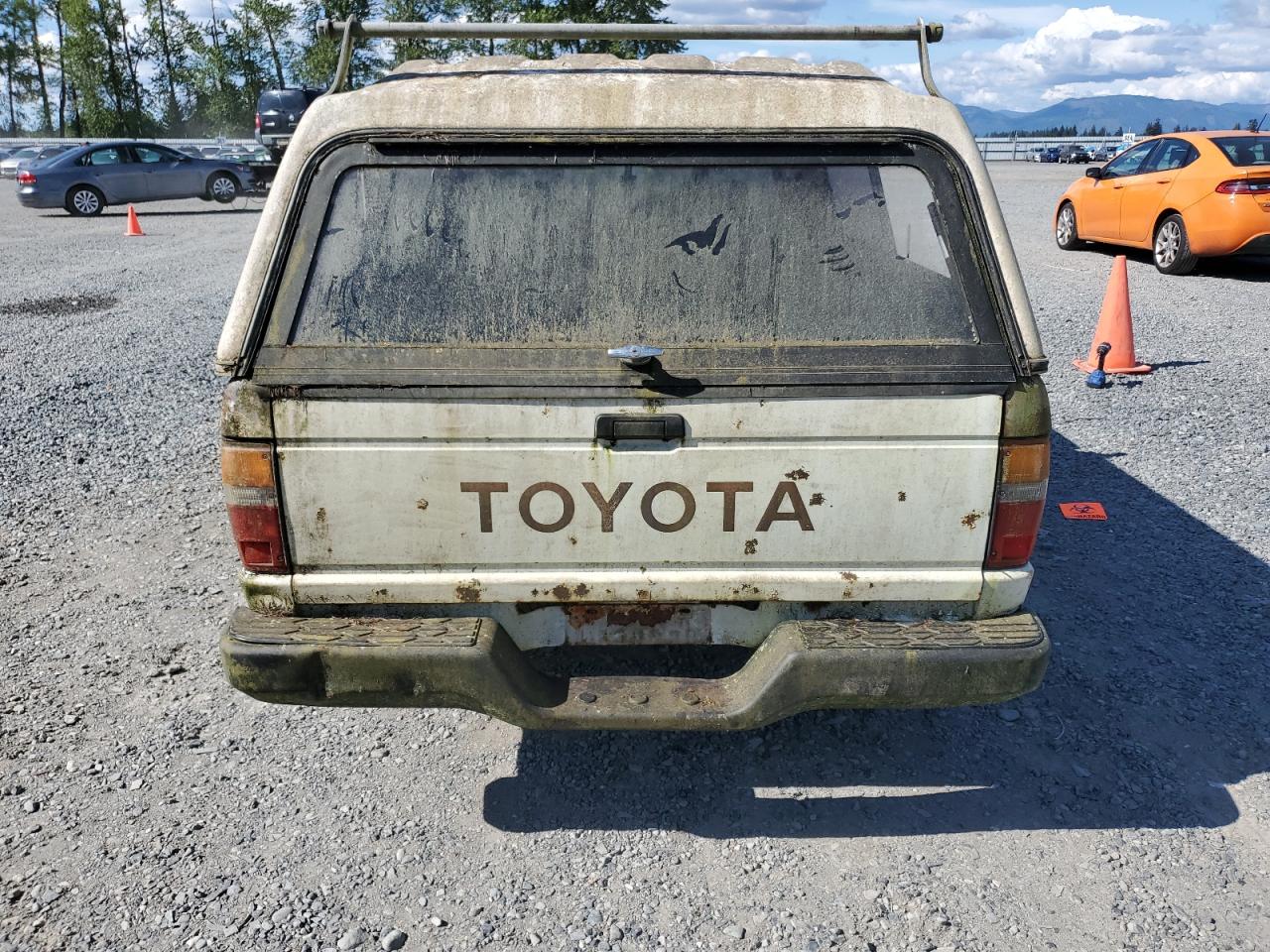 1984 Toyota Pickup 1/2 Ton Rn55 Dlx VIN: JT4RN55D4E0070786 Lot: 56966155