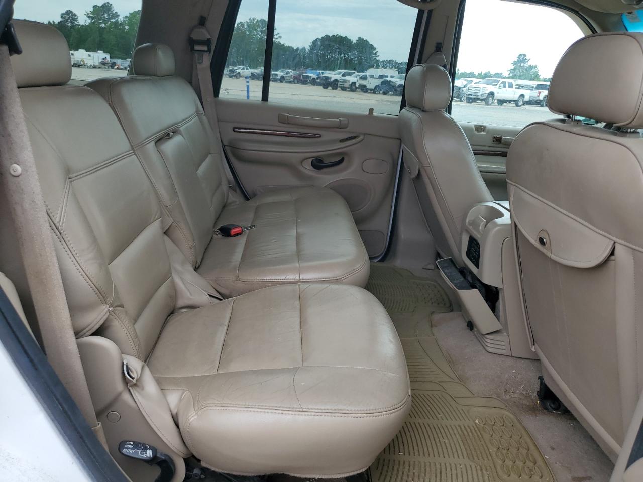 2001 Lincoln Navigator VIN: 5LMFU28R71LJ18097 Lot: 56051245