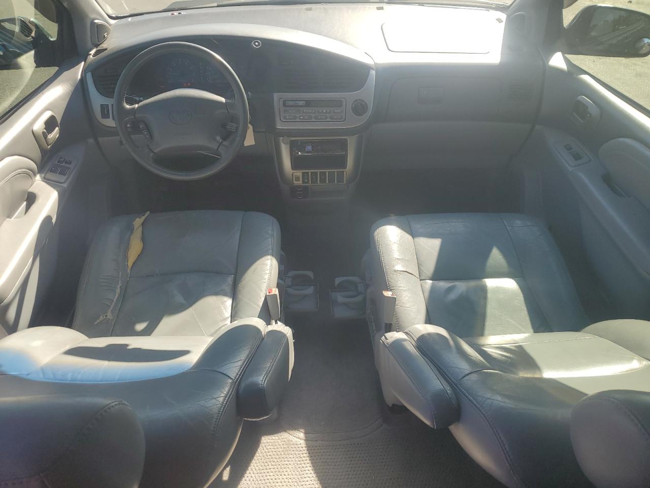2002 Toyota Sienna Le VIN: 4T3ZF13C32U468210 Lot: 55858245