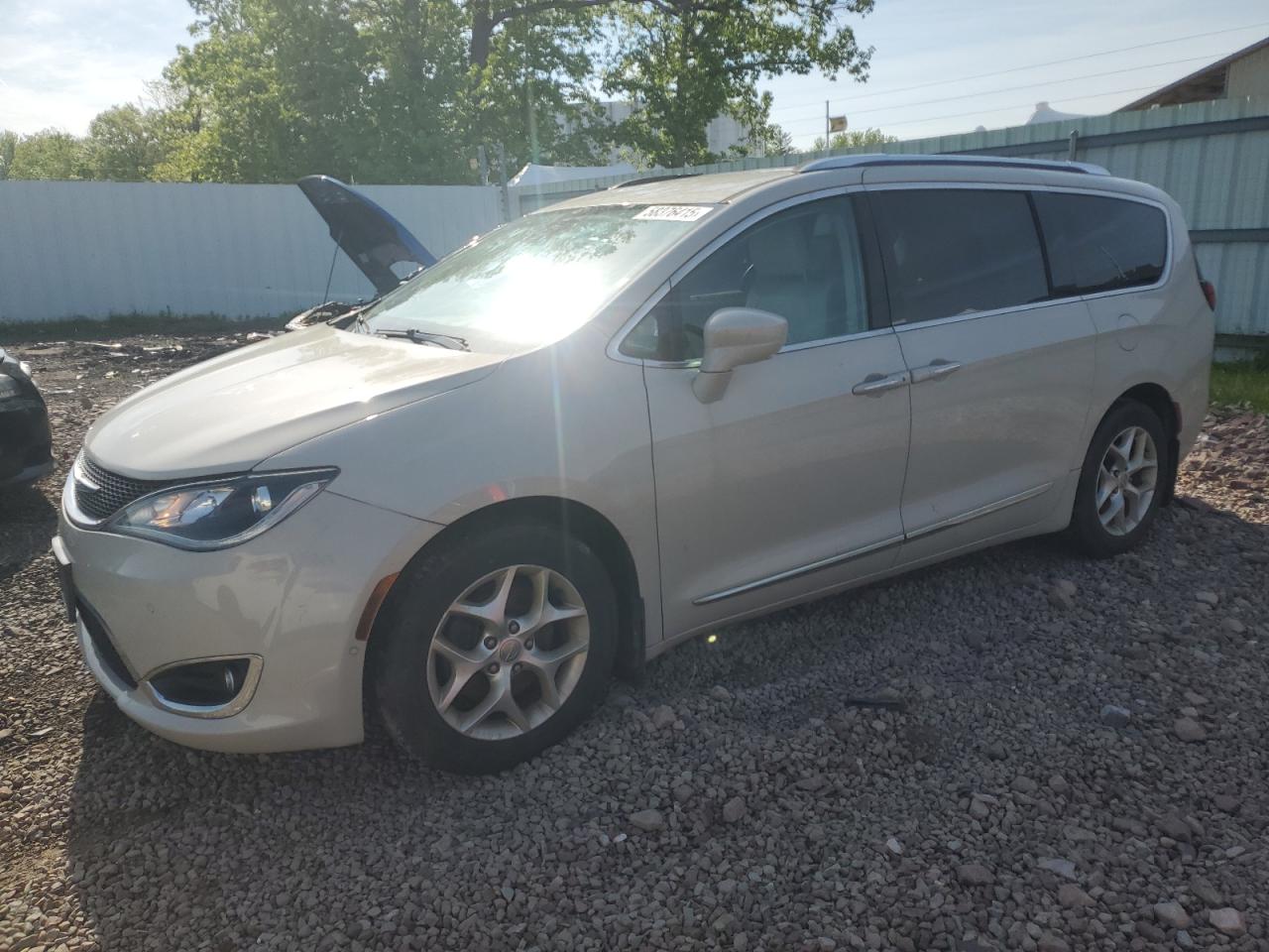 Central Square, NY에서 판매 중인 2017 Chrysler Pacifica Touring L Plus - Side