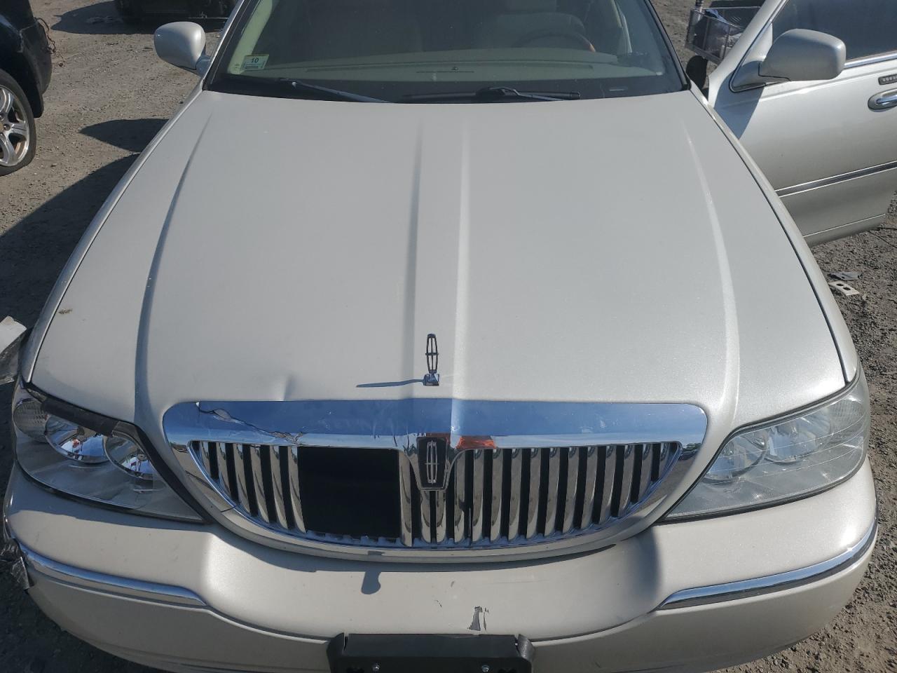 2004 Lincoln Town Car Ultimate VIN: 1LNHM83W94Y654164 Lot: 56313675
